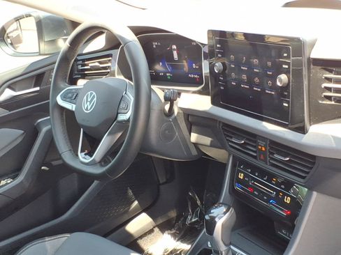 Used 2025 Volkswagen Jetta SE FWD image 12