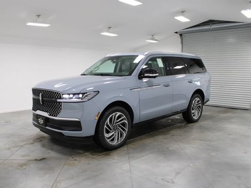 New 2026 Lincoln Navigator Reserve AWD/4WD image 3