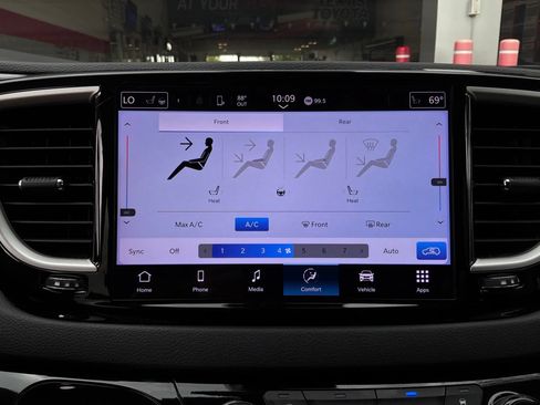 Used 2024 Chrysler Pacifica Touring-L FWD image 36