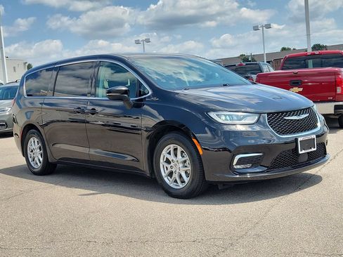 Used 2023 Chrysler Pacifica Touring-L FWD image 34