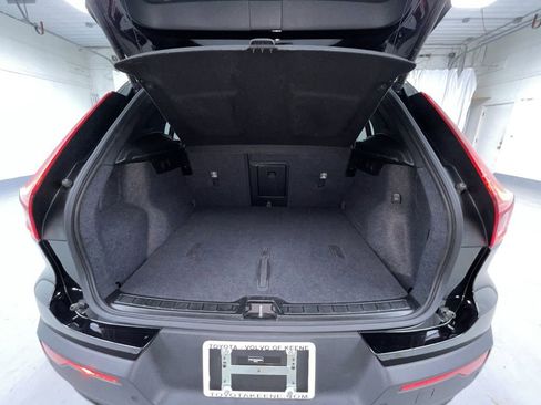 Used 2025 Volvo XC40 B5 Plus image 11