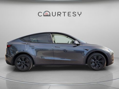 Used 2024 Tesla Model Y Long Range image 6
