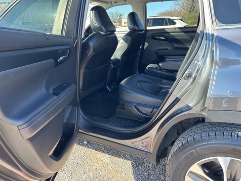 Used 2023 Toyota Highlander XLE image 28