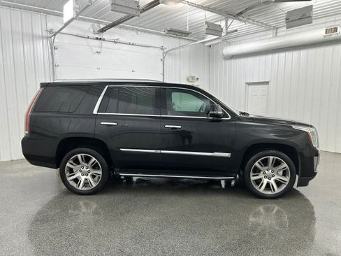 Used 2019 Cadillac Escalade Luxury AWD/4WD image 40