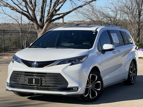 Used 2025 Toyota Sienna Platinum image 2