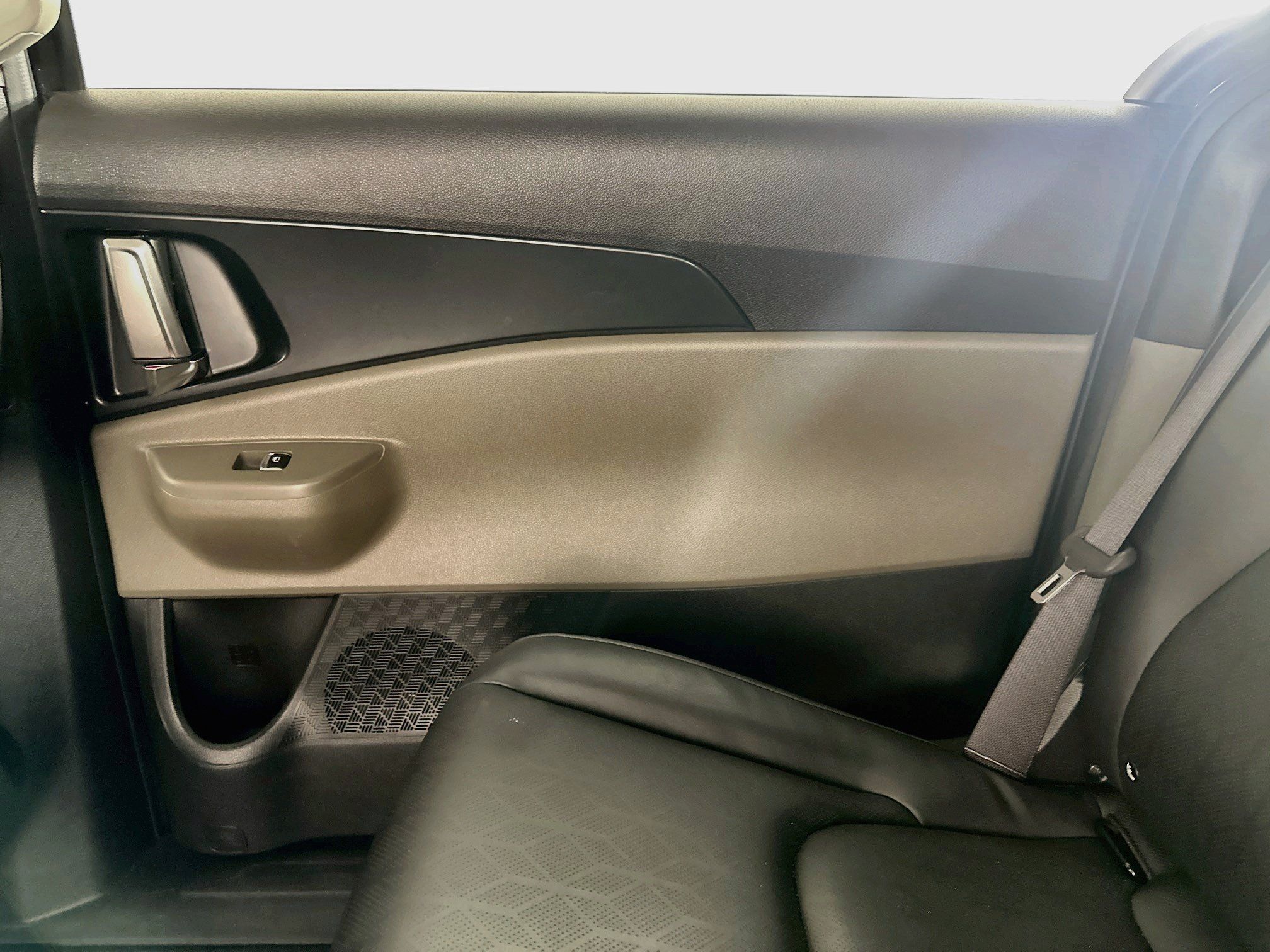 Used 2025 Kia Carnival FWD image 32