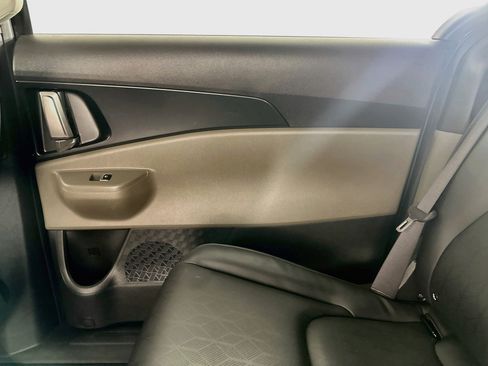 Used 2025 Kia Carnival FWD image 32