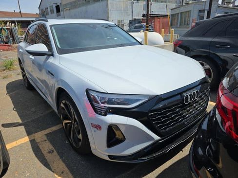 Used 2024 Audi Q8 e-tron Premium Plus AWD/4WD image 4