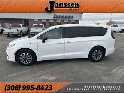 Used 2024 Chrysler Pacifica Select