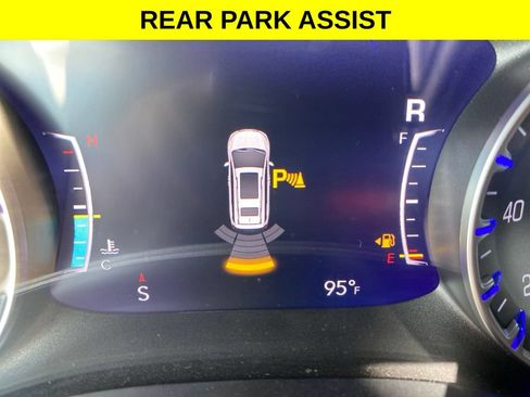Used 2024 Chrysler Pacifica Touring-L FWD image 18