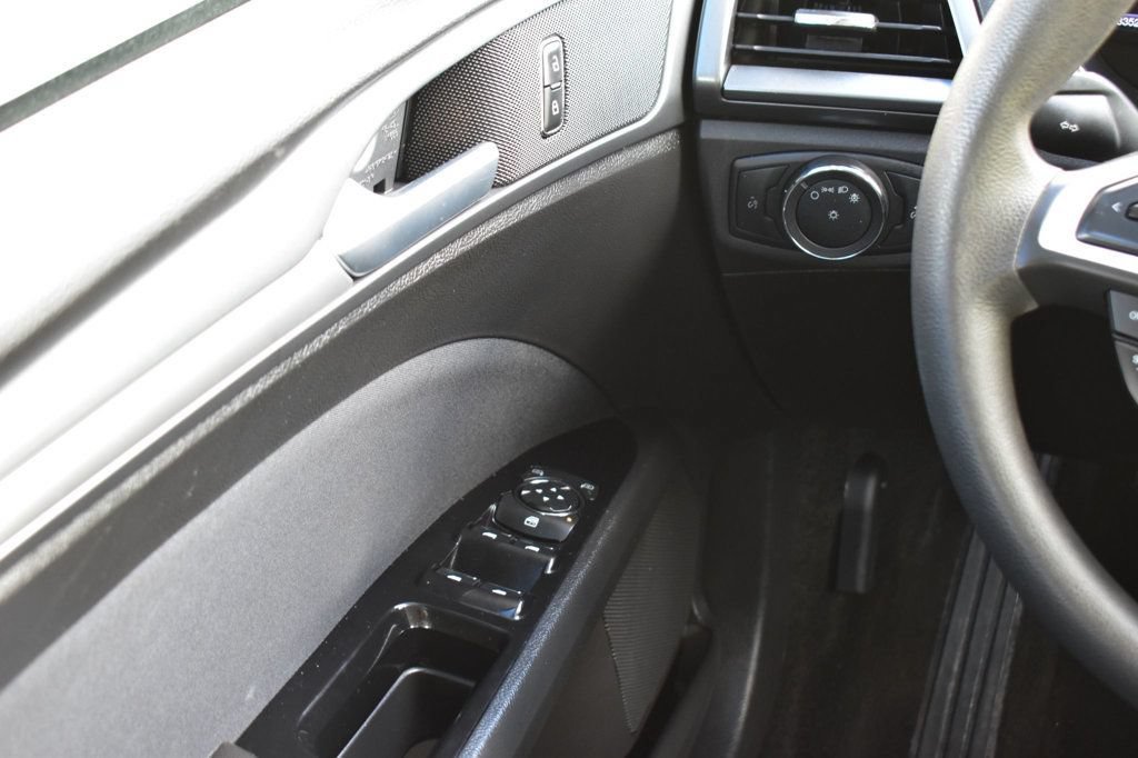 Used 2013 Ford Fusion SE FWD image 30