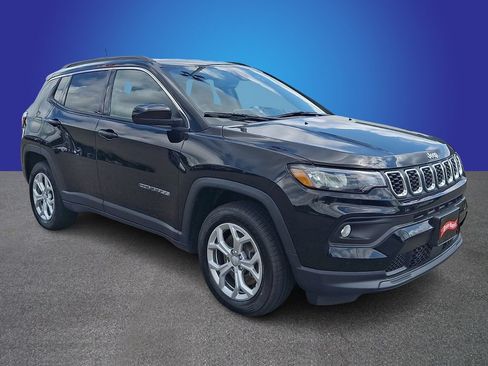 Used 2024 Jeep Compass Latitude AWD/4WD image 3