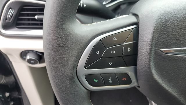 Used 2024 Chrysler Pacifica Touring-L FWD image 10