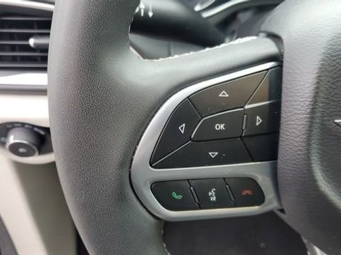 Certified 2024 Chrysler Pacifica Touring-L image 10