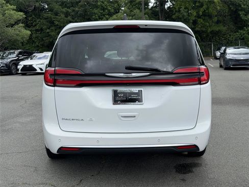 Used 2023 Chrysler Pacifica Touring-L FWD image 32