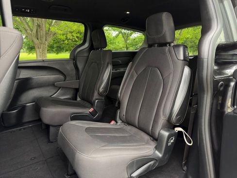 Used 2020 Chrysler Pacifica Touring w/ S Appearance Package FWD image 12