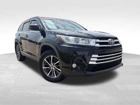 Used 2019 Toyota Highlander XLE AWD/4WD image 2