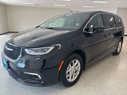Used 2025 Chrysler Pacifica Select