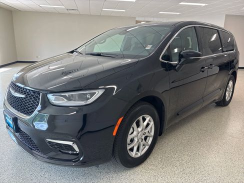Used 2025 Chrysler Pacifica Select FWD image 1