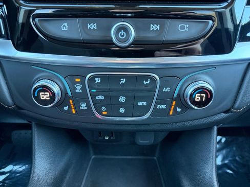 Used 2021 Chevrolet Traverse LT image 13