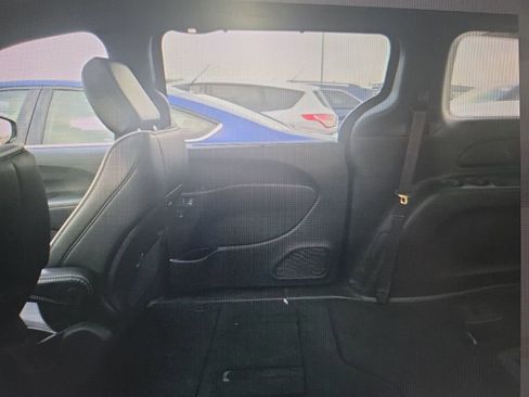 Used 2025 Chrysler Pacifica Limited image 10