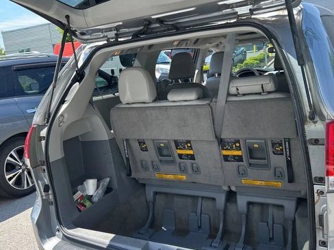 Used 2013 Toyota Sienna XLE w/ Entertainment Pkg AWD/4WD image 32