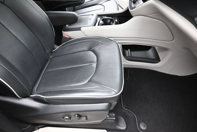 Used 2024 Chrysler Pacifica Limited AWD/4WD image 31