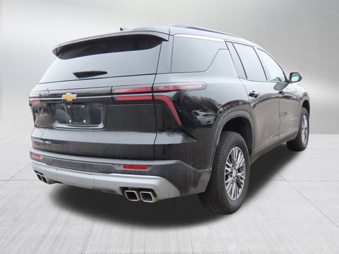 Used 2025 Chevrolet Traverse LT image 7