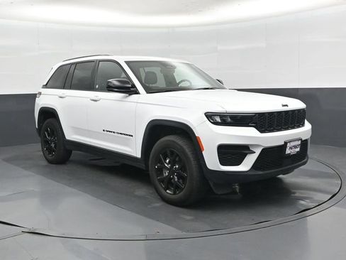 Used 2025 Jeep Grand Cherokee Altitude image 1