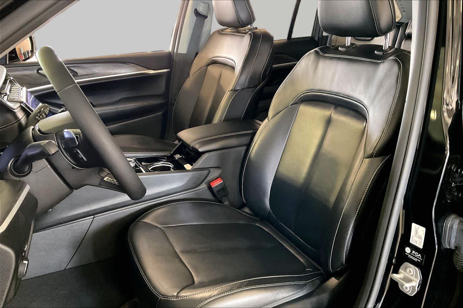 Used 2023 Jeep Grand Cherokee Limited RWD image 7