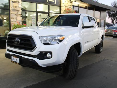 Used 2021 Toyota Tacoma SR5 AWD/4WD image 1