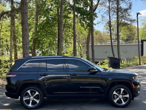 Used 2023 Jeep Grand Cherokee Limited w/ Luxury Tech Group II AWD/4WD image 12
