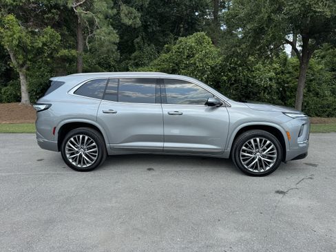 Used 2025 Buick Enclave Avenir w/ Super Cruise Package FWD image 2