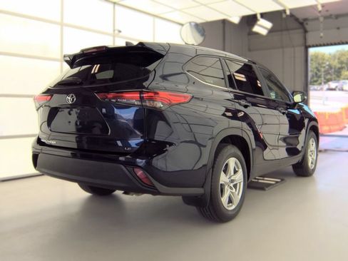 Used 2023 Toyota Highlander LE FWD image 8