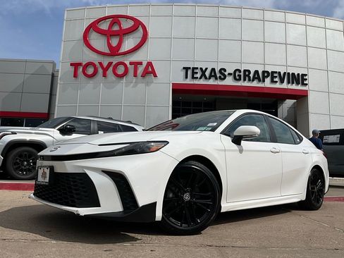 Used 2025 Toyota Camry SE image 2