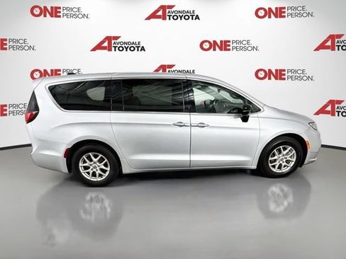 Used 2024 Chrysler Pacifica Touring-L FWD image 8