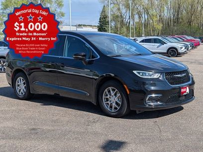 Used 2025 Chrysler Pacifica Select