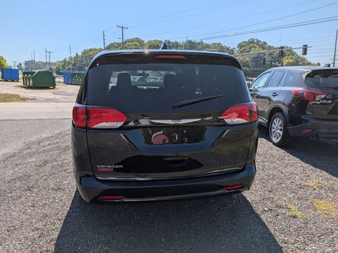 Used 2021 Chrysler Voyager LX FWD image 4