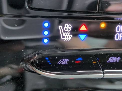 Used 2023 Chevrolet Bolt EUV Premier w/ Sun & Sound Package FWD image 24