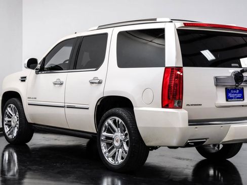 Used 2013 Cadillac Escalade Platinum RWD image 15