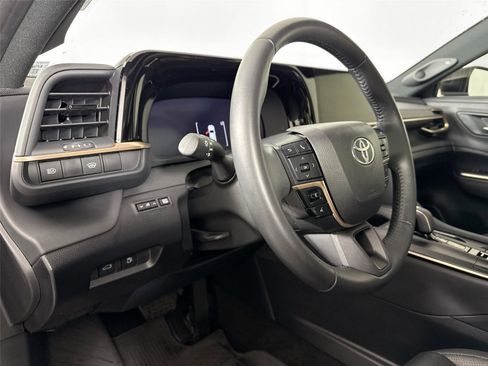 Used 2023 Toyota Crown Limited image 13