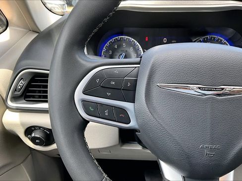 Used 2023 Chrysler Pacifica Touring-L FWD image 20