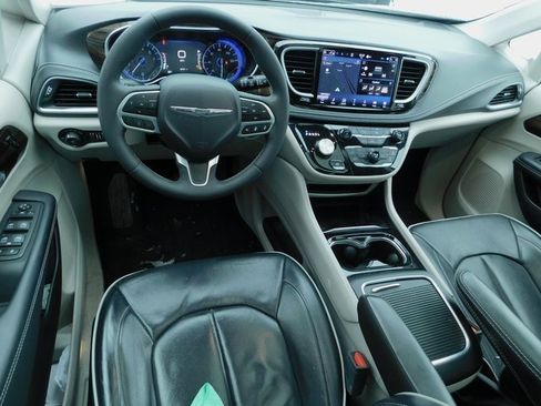 Used 2024 Chrysler Pacifica Limited image 22