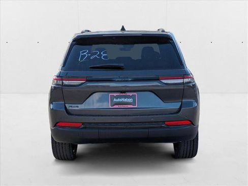 New 2025 Jeep Grand Cherokee Altitude image 8