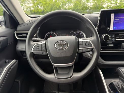 Used 2023 Toyota Highlander L FWD image 12