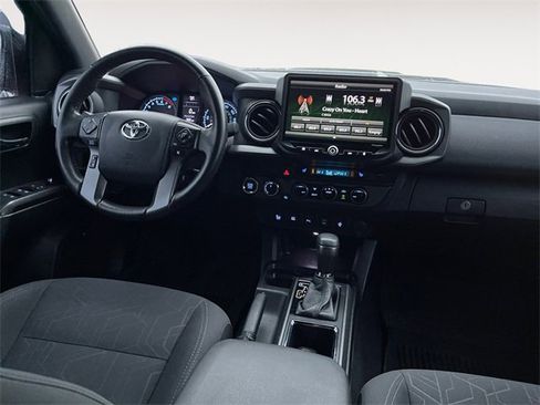 Used 2017 Toyota Tacoma TRD Sport image 10