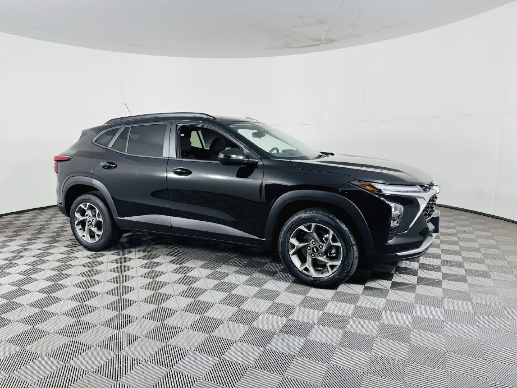 Used 2026 Chevrolet Trax LT FWD image 2