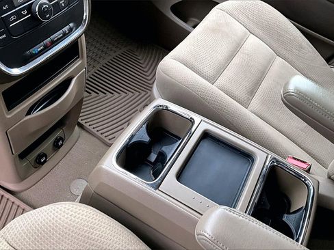 Used 2014 Chrysler Town & Country Touring image 15