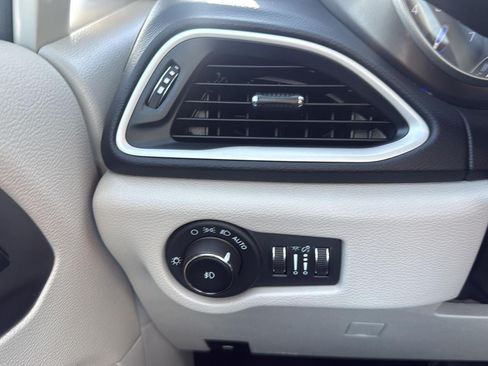 Used 2023 Chrysler Pacifica Touring-L FWD image 23