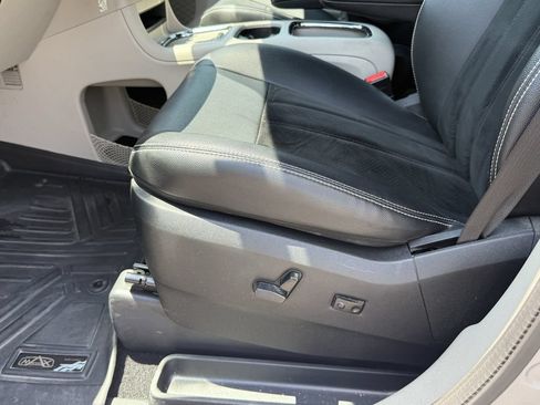 Used 2016 Dodge Grand Caravan SXT FWD image 14